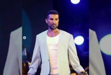 صورة النجم احمد سعد يغادر المستشفى بعد تعافيه من إصابة في حادث السير