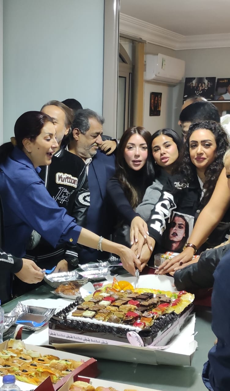 اسرة مسلسل السرايا الصفرا تحتفل باول يوم بروفات