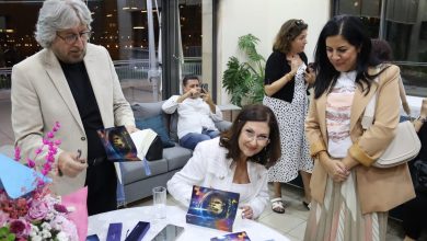 صورة توقيع كتاب “العائلة بعدسة الوعي” للكاتبة كارولين شدارفيان