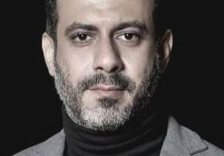 صورة النجم المصري محمد فراج في اب ولكن وورد وشيكولاتة في دراما رمضان