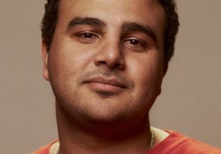 صورة النجم المصري احمد رضوان في النص وعرض وطلب في رمضان