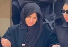 صورة الفنانة زينة تستقبل واجب العزاء في شقيقها بحضور  الفنانين والاعلاميين