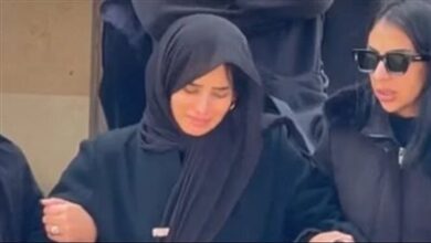 صورة الفنانة زينة تستقبل واجب العزاء في شقيقها بحضور الفنانين والاعلاميين