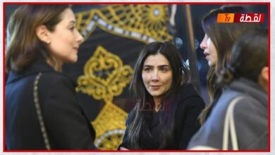 صورة الحزن يخيم على الفنانة مي عمر وهي تتلقي واجب العزاء في والدها بحضور عدد كبير من أهل الفن والاعلام