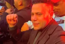 صورة النجم محمد إمام يحتفل بالشماريخ بفركش الكينج مع فريق العمل وجمهور كبير