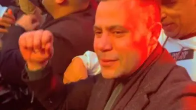 صورة النجم محمد إمام يحتفل بالشماريخ بفركش الكينج مع فريق العمل وجمهور كبير