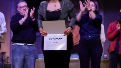 صورة بالصور.. الكمامة في مهرجان المسرح العالمي تتحول من أداة وقاية الي عقاب نفسي