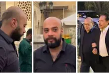 صورة الفنان حاتم صلاح يتلقي واجب العزاء في وفاة والده بحضور كبير للنجوم