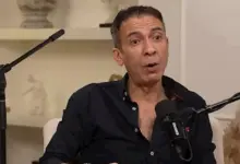 صورة الآلاف يشيعون الطبيب المصري الشهير ضياء العوضي في جنازة مهيبة