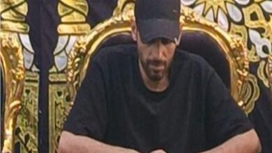 صورة الفنان حمدي الميرغني يتلقى واجب العزاء في وفاة والده بحضور عدد كبير من النجوم والأصدقاء