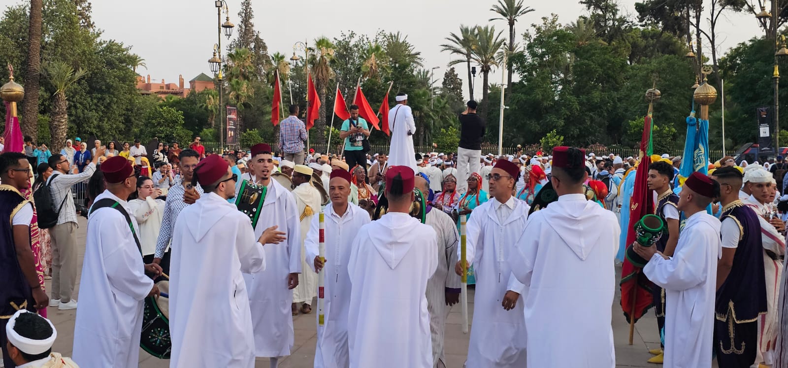 مهرجان الفنون الشعبية بمراكش.. أسراب زاجلة تعبر من قصر البلدية إلي قصر البديع لتروي حكاية وطن