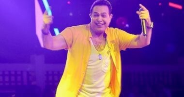 الإعلامي توفيق عكاشة يقدم حكيم في حفلة حاشدة بالساحل الشمالي