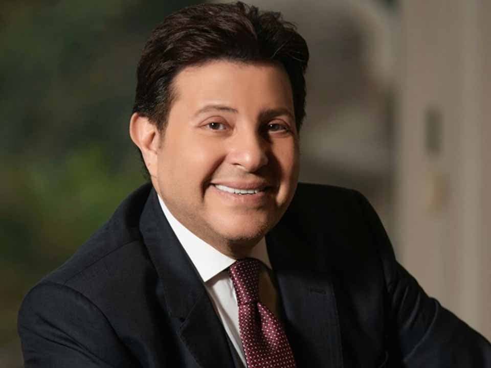 تمثال تذكاري تخليدا للفنان الراحل هاني شاكر بدار الأوبرا المصرية