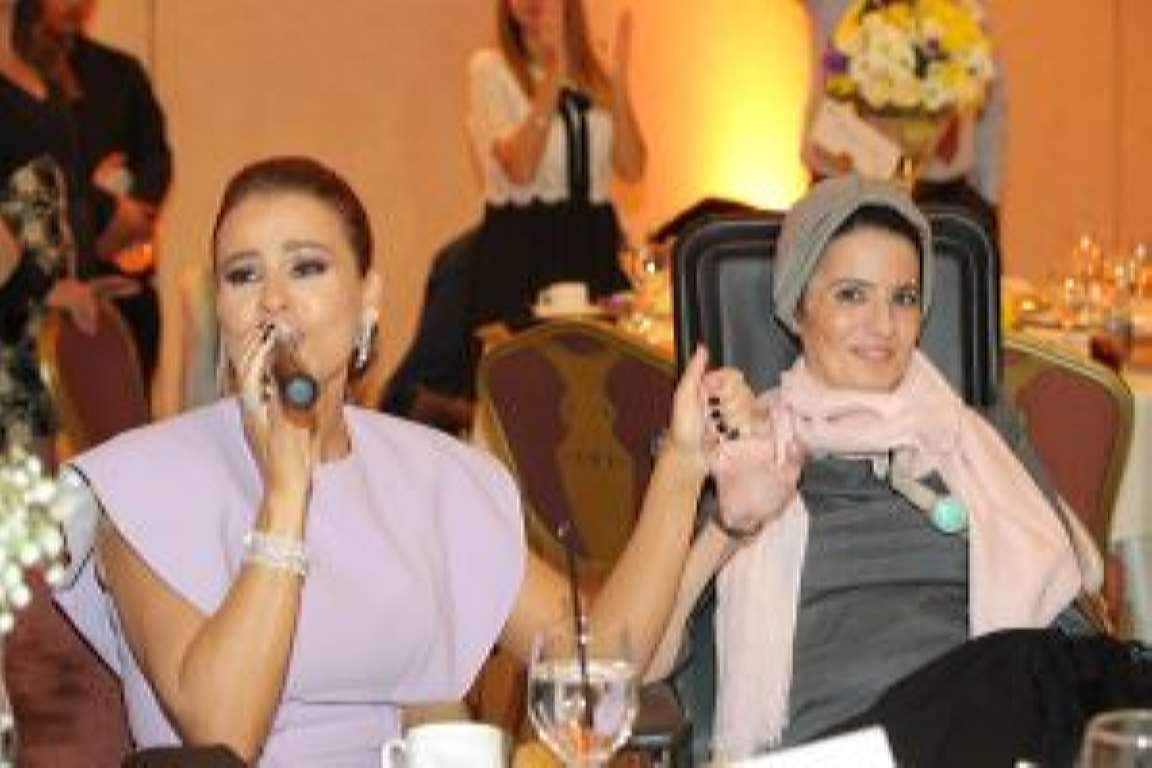 الفنانة كارول سماحة مع مريضة التصلب الجانبي الضموري